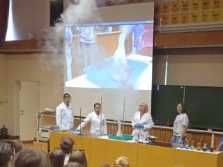 Pokazy chemiczne i warsztaty biologiczne