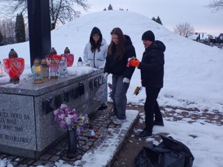 Sprzątanie Cmentarza Wojennego przy ul. Lubelskiej w Biłgoraju